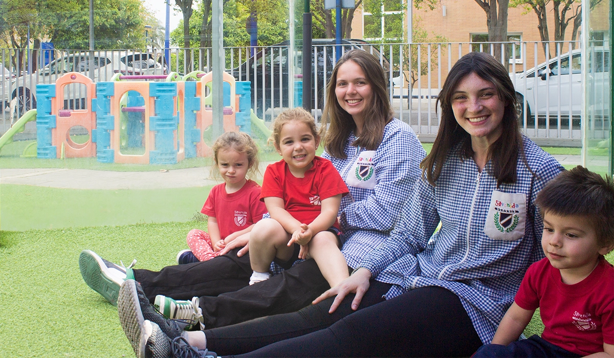 paleta de pintor con cuadros famosos en escuela infantil