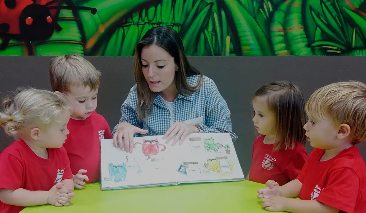 educadora enseñando inglés a niños pequeños de una escuela infantil