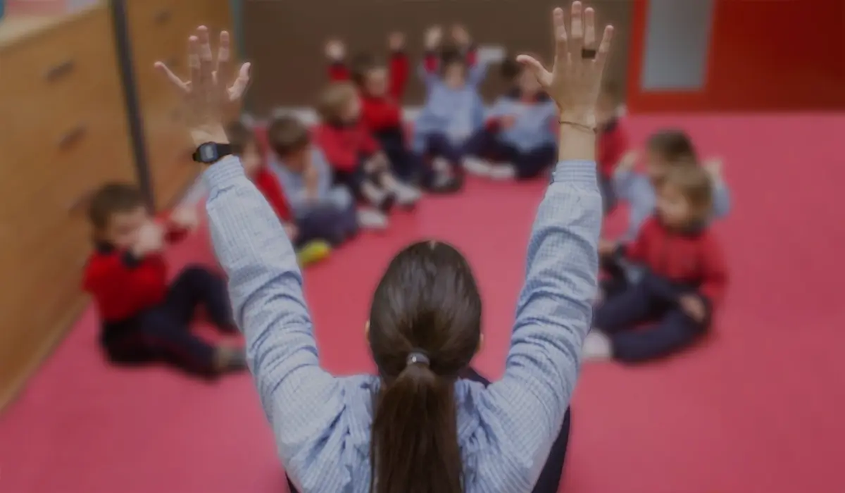 educadora en escuela infantil bilingüe método total physical response