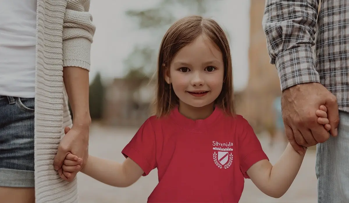 primer dia nueva alumna de escuela infantil con sus padres