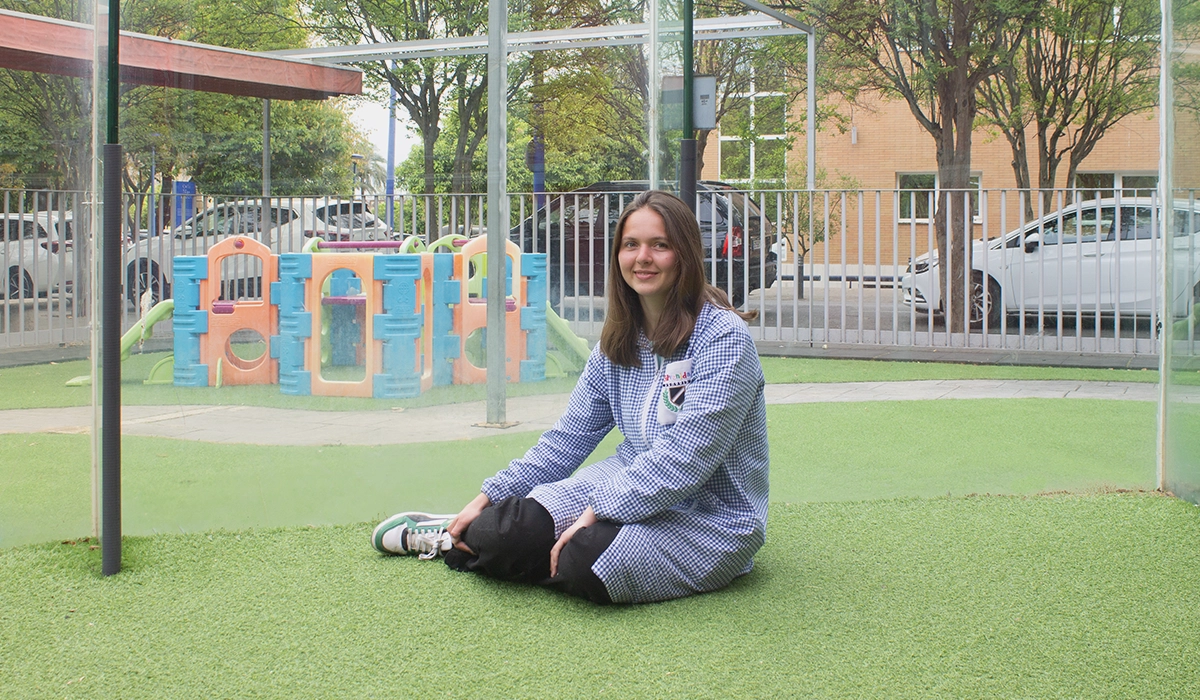 La becaria francesa Elawen posa en el patio de 5ª Avenida Schools