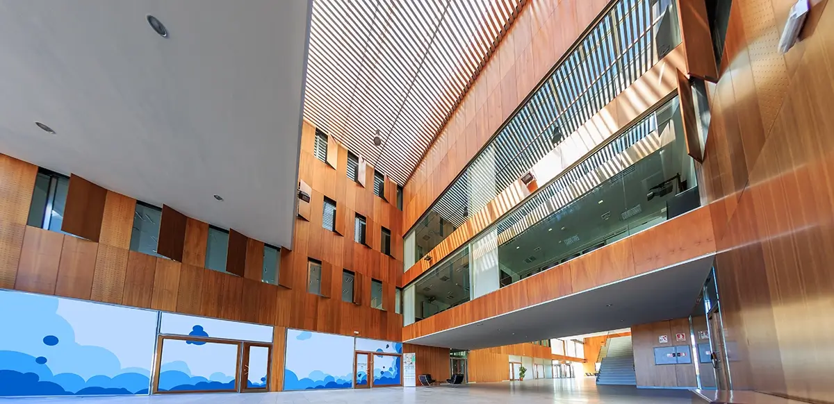 fachada interior de la escuela infantil Aeropolis