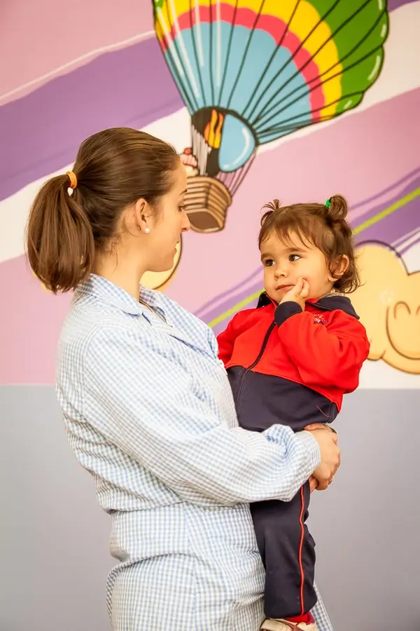 educadora de escuela infantil hablando con su alumna