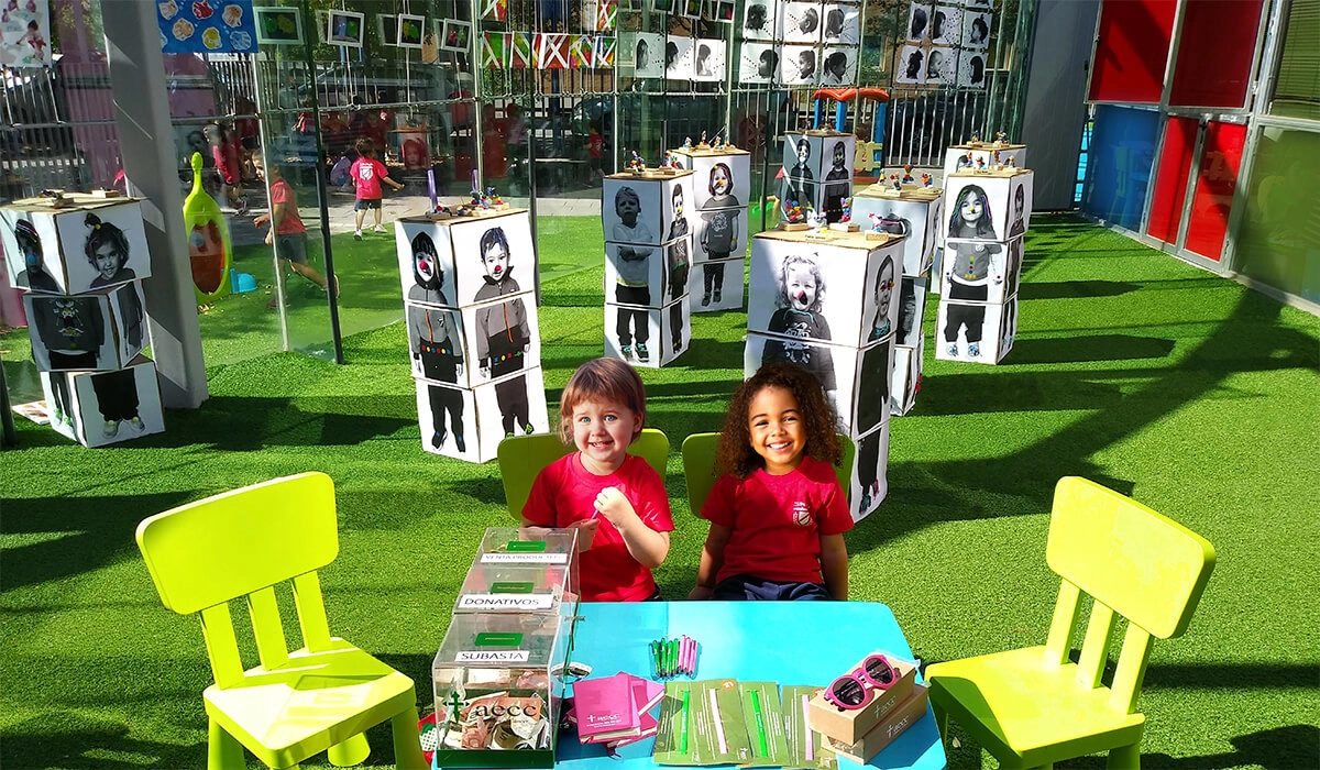 alumnos escuela infantil en exposicion-subasta de obras de arte para asociación española contra el cáncer