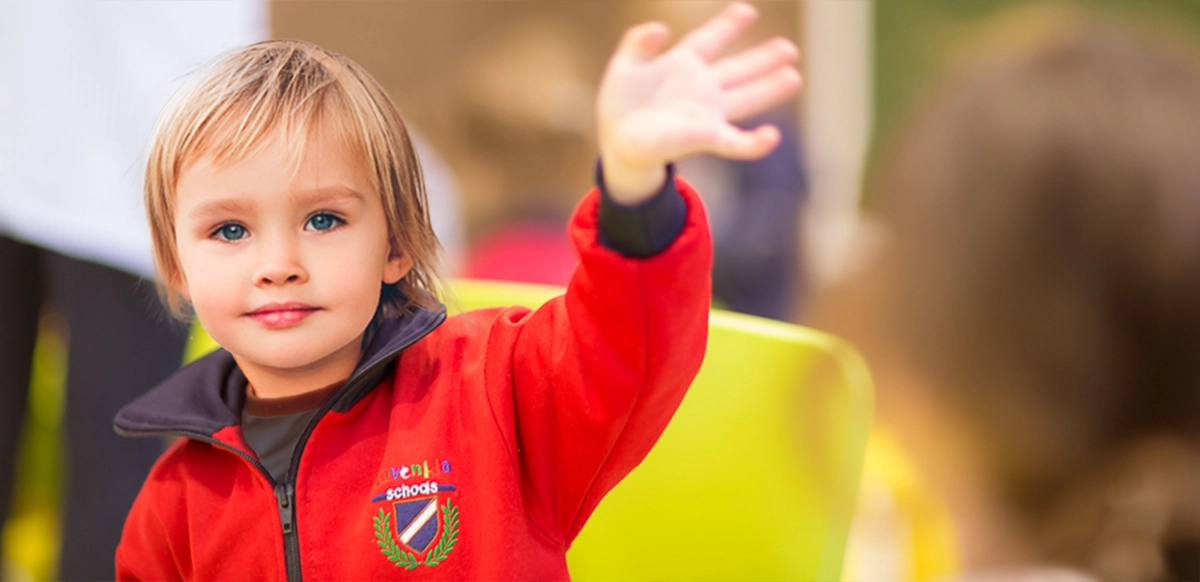 alumna escuela infantil saludando a la cámara