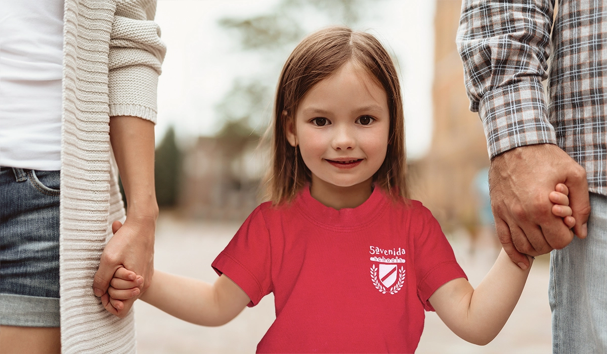 primer dia nueva alumna de escuela infantil con sus padres