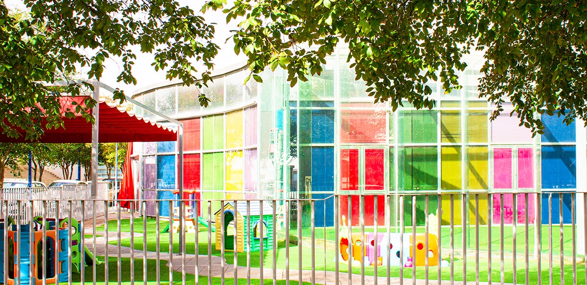 patio grande de la escuela infantil 5Avenida Schools un dia soleado