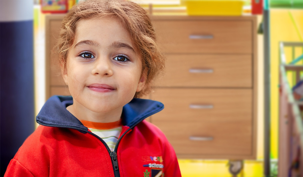 niña con uniforme escuela infantil 5ª Avenida Schools